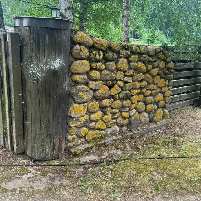 Akmenų tvora prieš valymą