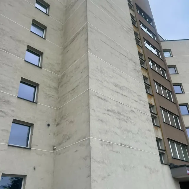 Aukšto pastato fasadas prieš valymą