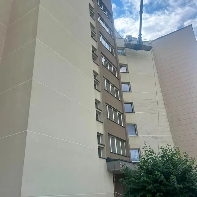 Aukšto pastato fasadas po valymo