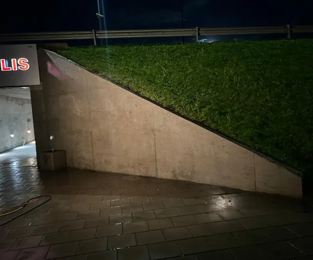 Nuo grafiti nuvalyta betoninė siena