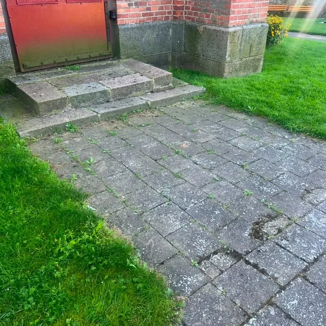 Laiptai ir trinkelės prie įėjimo – prieš valymą