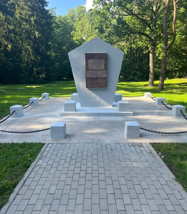 Nuvalytas ir atnaujintas paminklas parke